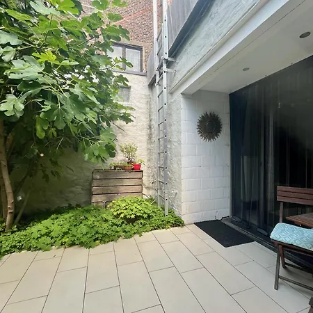 アパート Lounge In The Intimate Urban Garden At A Retro Getaway
