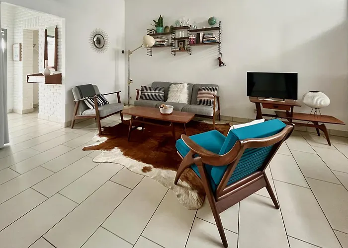 Lounge In The Intimate Urban Garden At A Retro Getaway * Gent